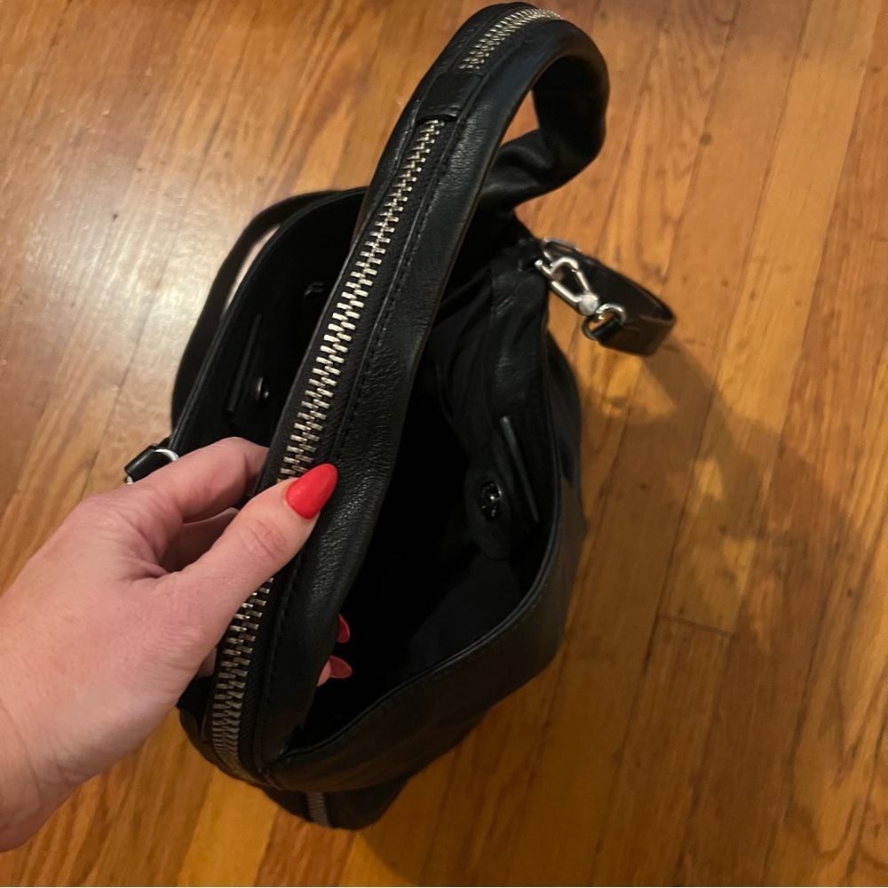Marc by Marc Jacobs black leather hobo zip crossbody purse zippered EUC shoulder - Picture 8 of 10